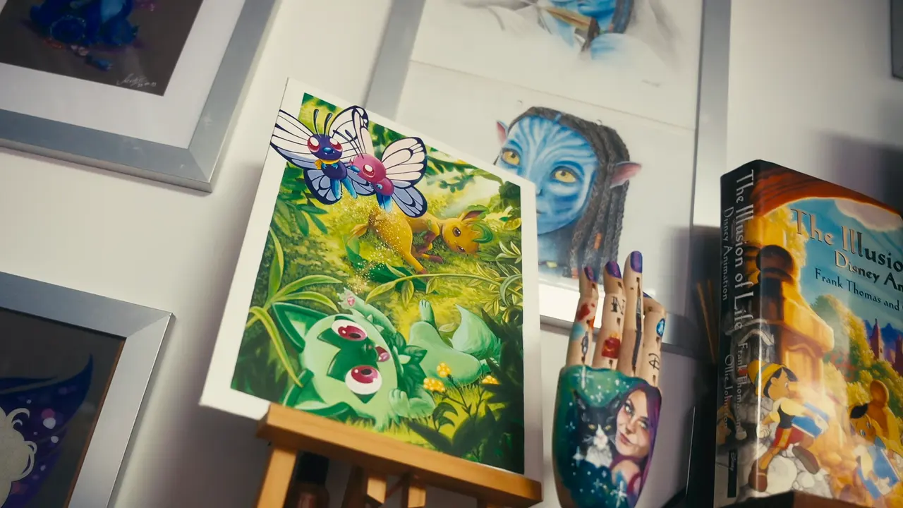 Atelierwand mit Nancys Gemälden und bemalten Objekten