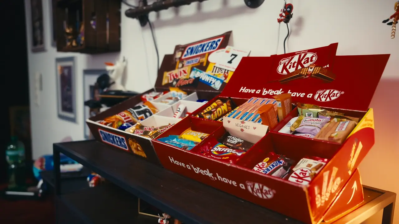 Snackbar mit Süssigkeiten für Tattoo-Kundschaft im Atelier