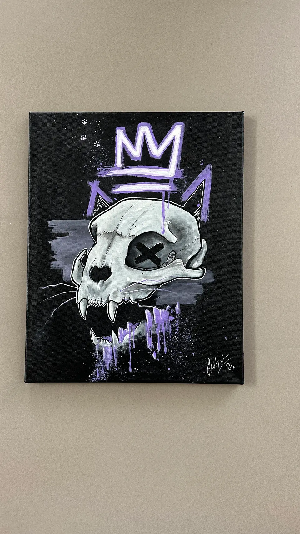 Acrylbild: Katzenschädel mit lila Krone auf schwarzer Leinwand