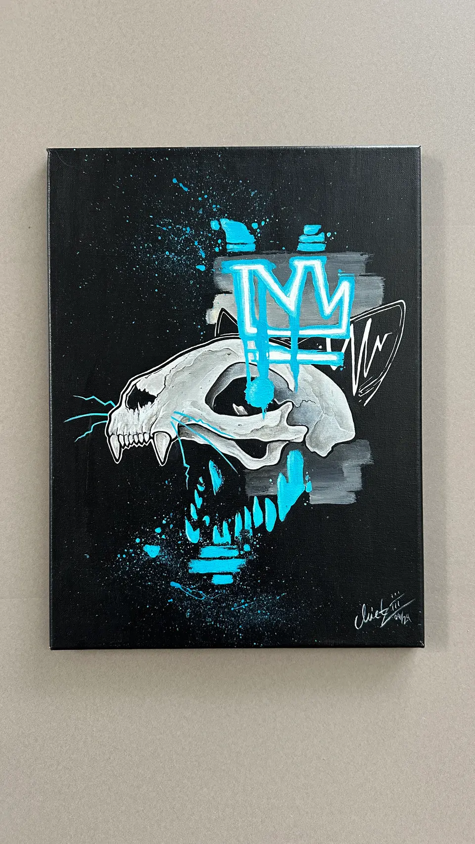 Acrylbild: Katzenschädel mit türkiser Krone auf schwarzer Leinwand