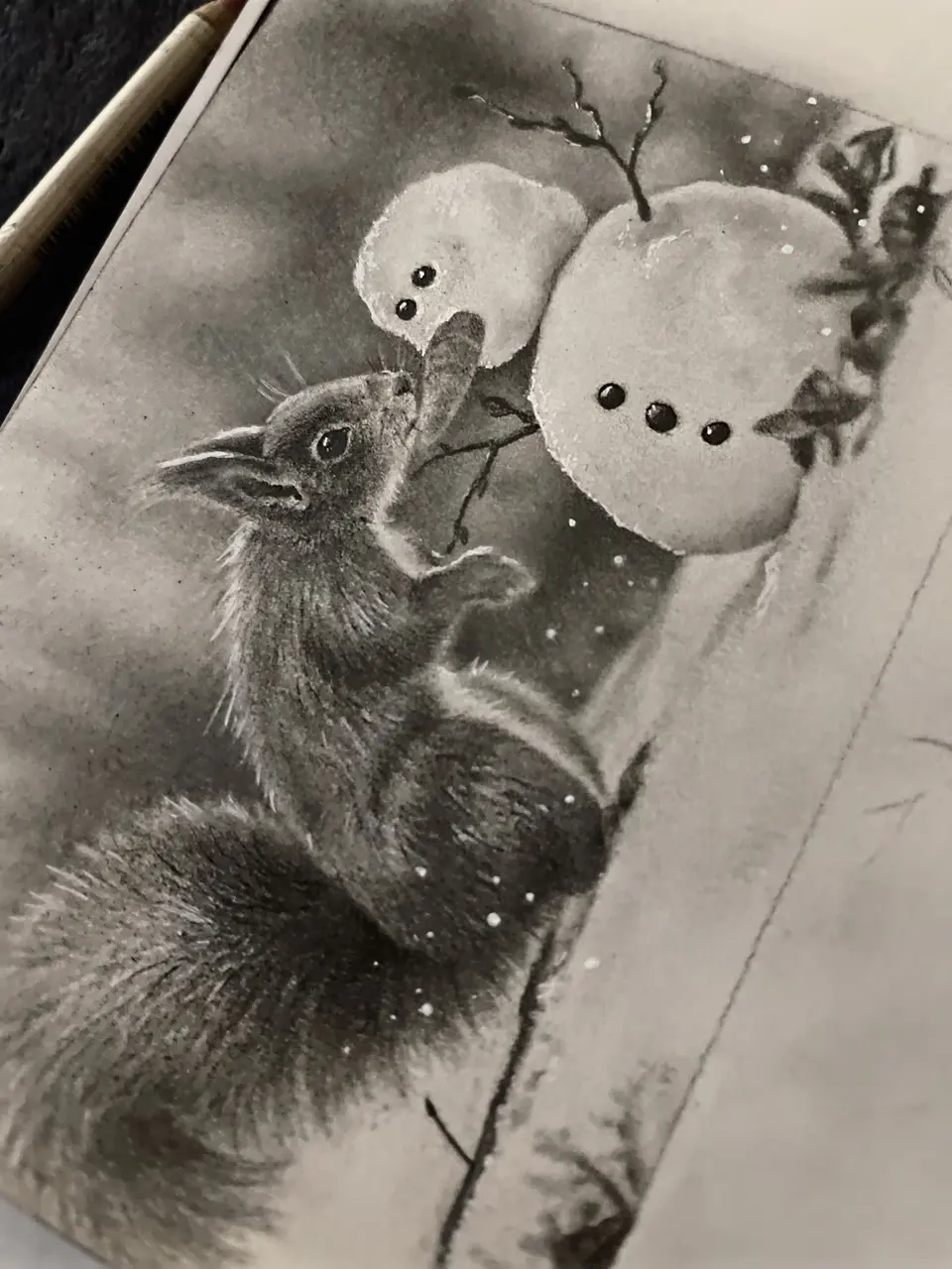 Bleistiftzeichnung: Eichhörnchen mit Schneemann