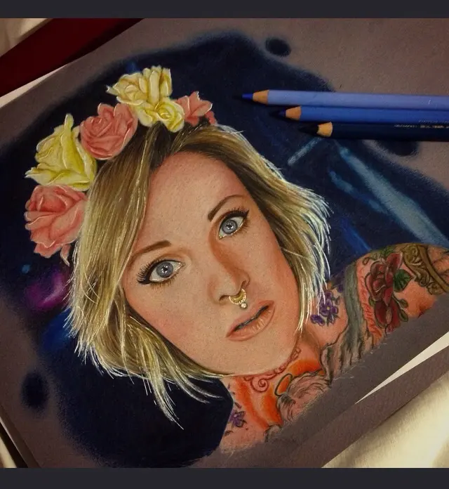 Buntstift-Portrait einer Frau mit Blumenkranz