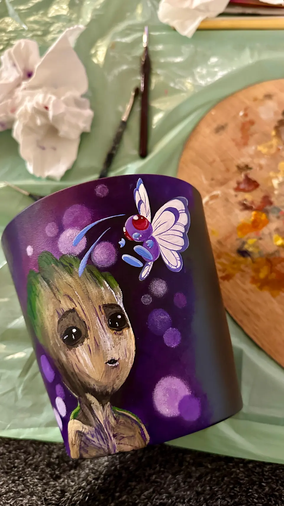 Bemalter Becher mit Baby Groot und Schmetterling