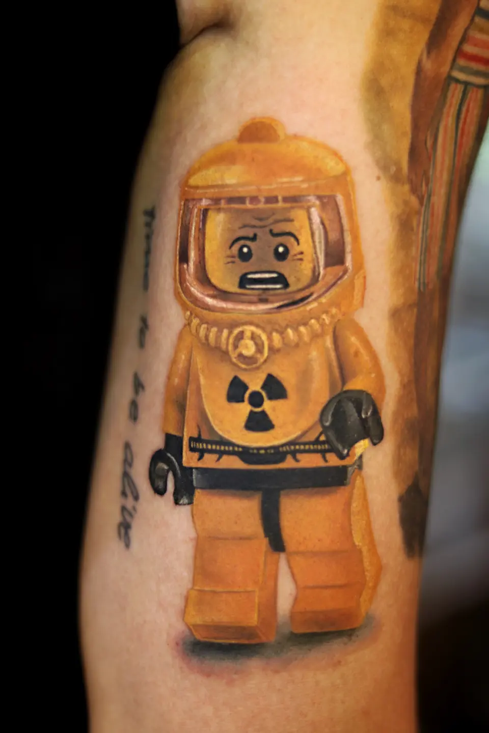 Lego-Figur im Strahlenschutzanzug als realistisches Tattoo