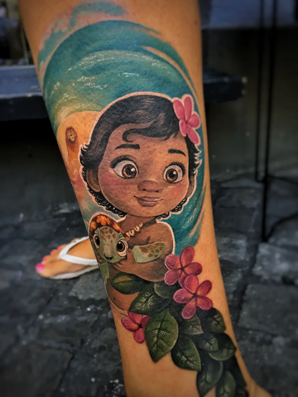 Baby-Vaiana mit Schildkröte als Unterarm-Tattoo
