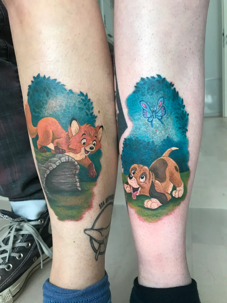 Cap und Capper als Partner-Tattoos an den Waden