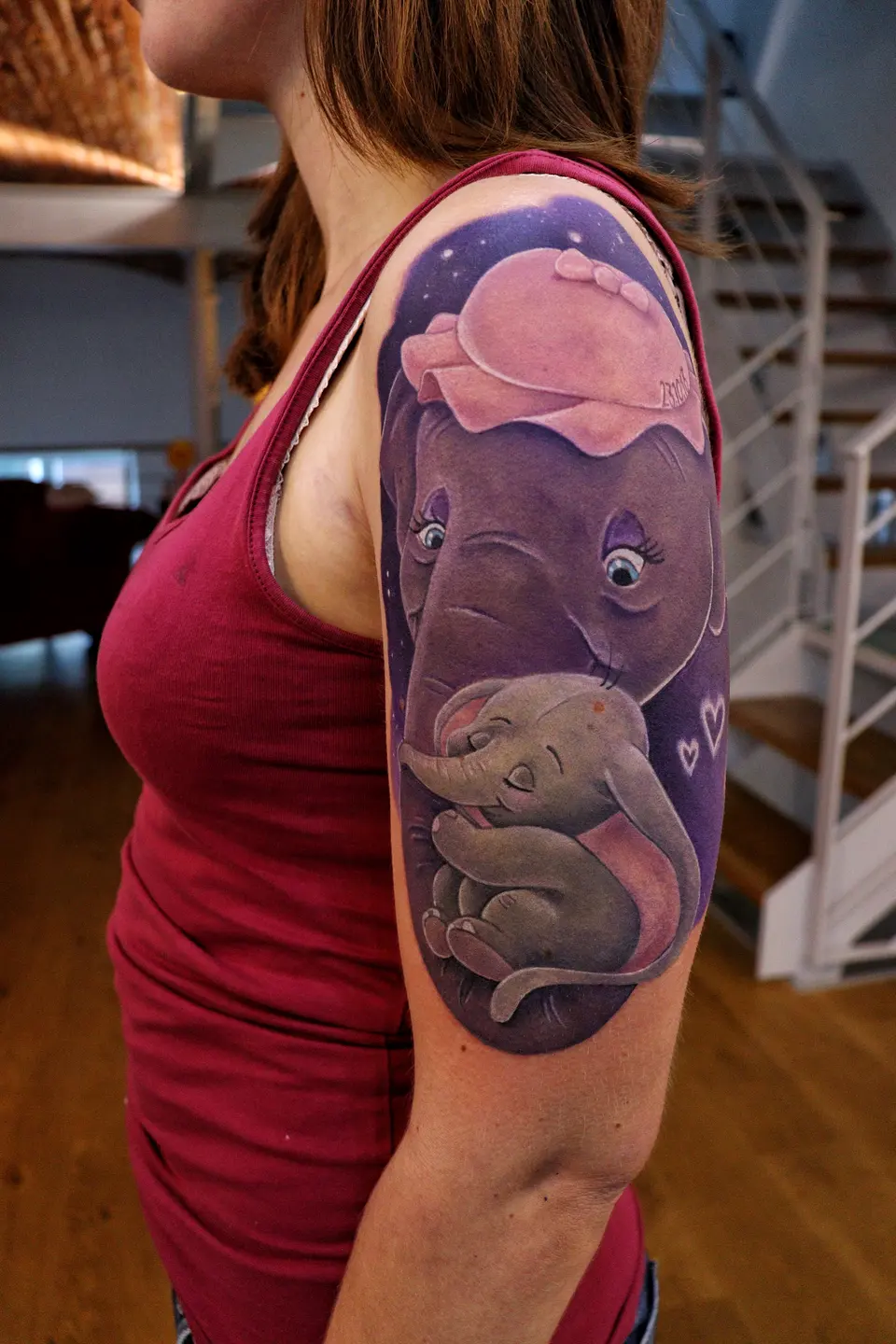 Dumbo als farbiges Oberarm-Tattoo
