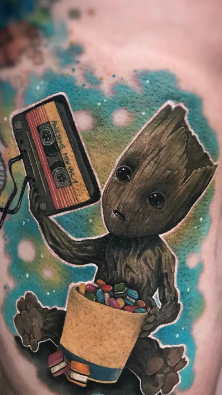 Baby Groot mit Kassette als Comic-Tattoo