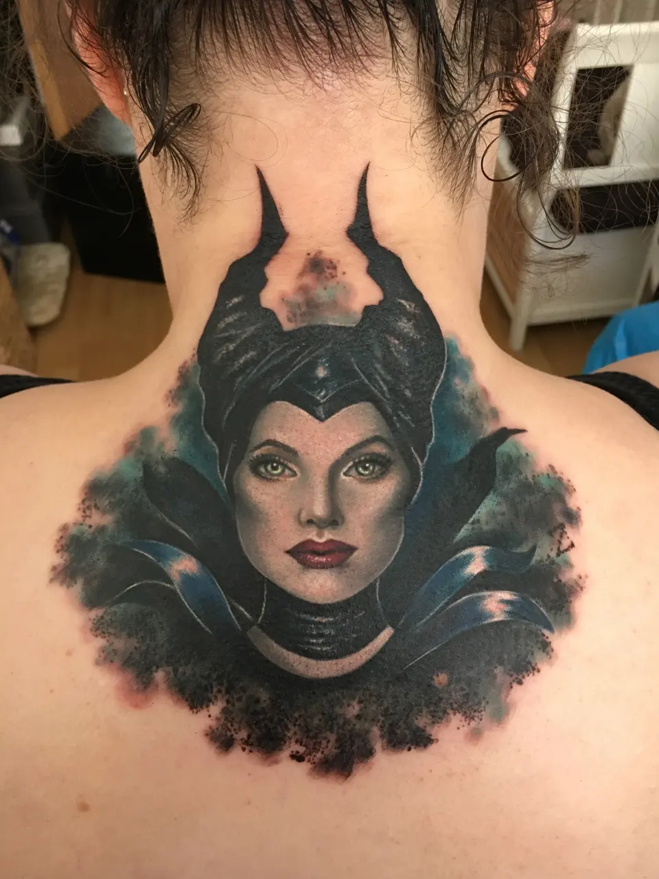 Maleficent als dunkles Nacken-Tattoo