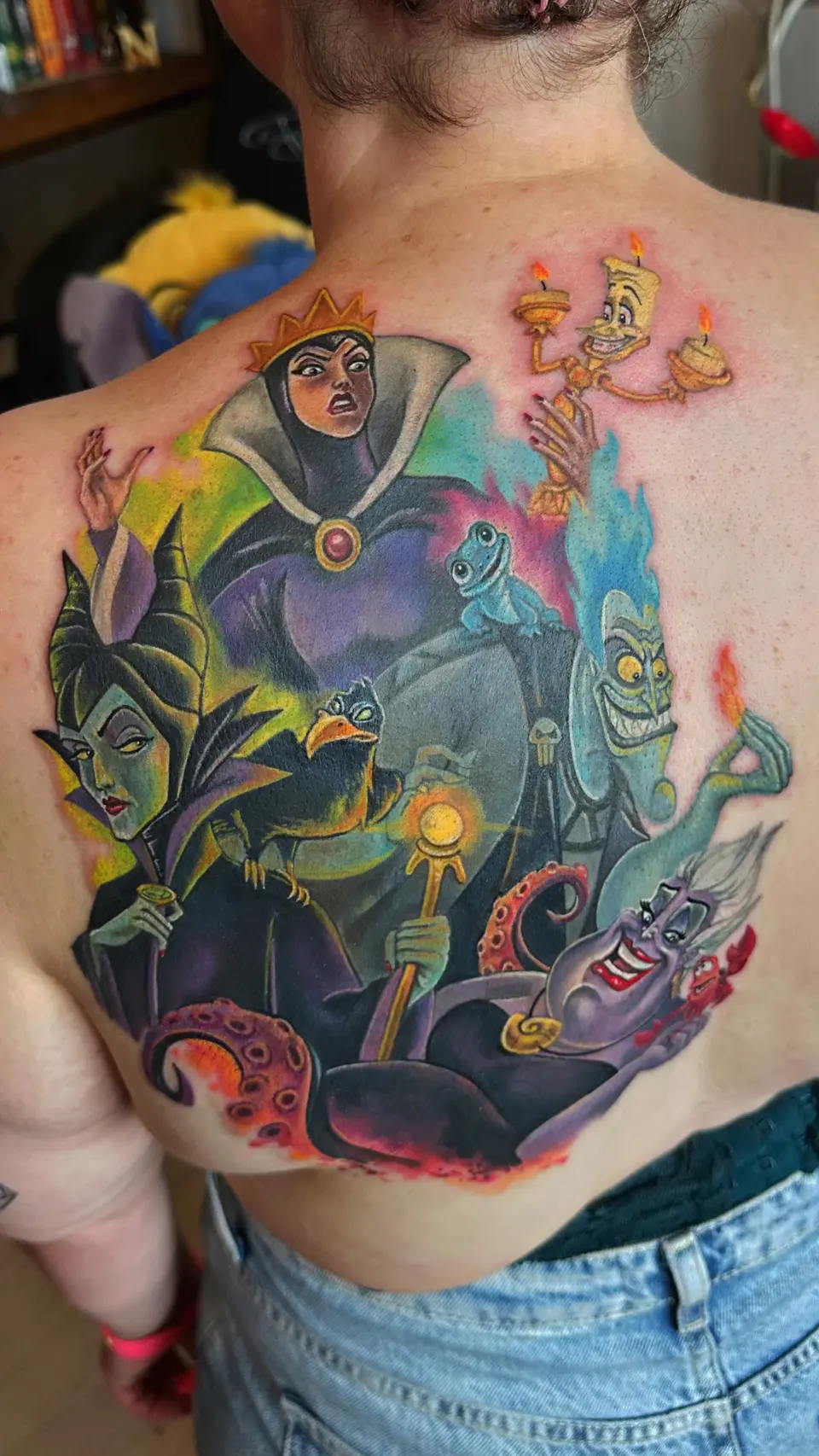 Rücken-Tattoo mit Disney-Schurken in leuchtenden Farben