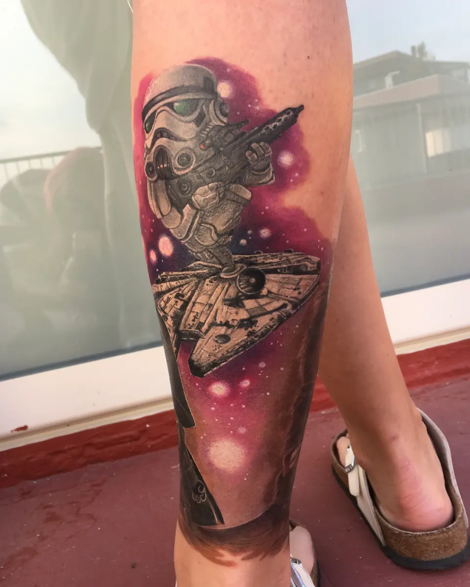 Star-Wars-Waden-Tattoo mit Sturmtruppler und Millennium Falke