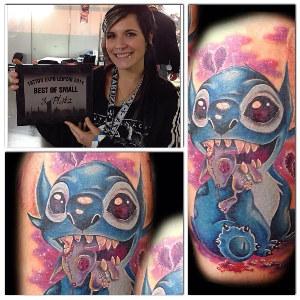 Nancy Mietziii mit Award für ein Stitch-Tattoo