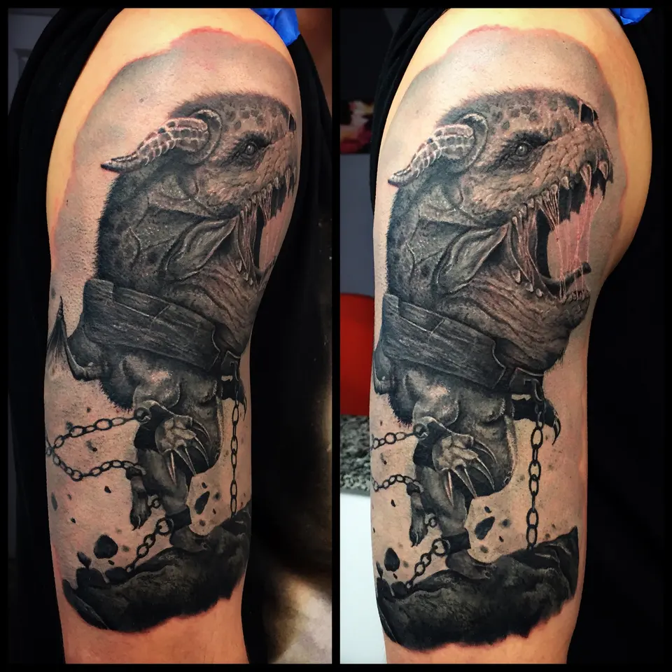 Fauchende Bestie in Ketten als Oberarm-Tattoo