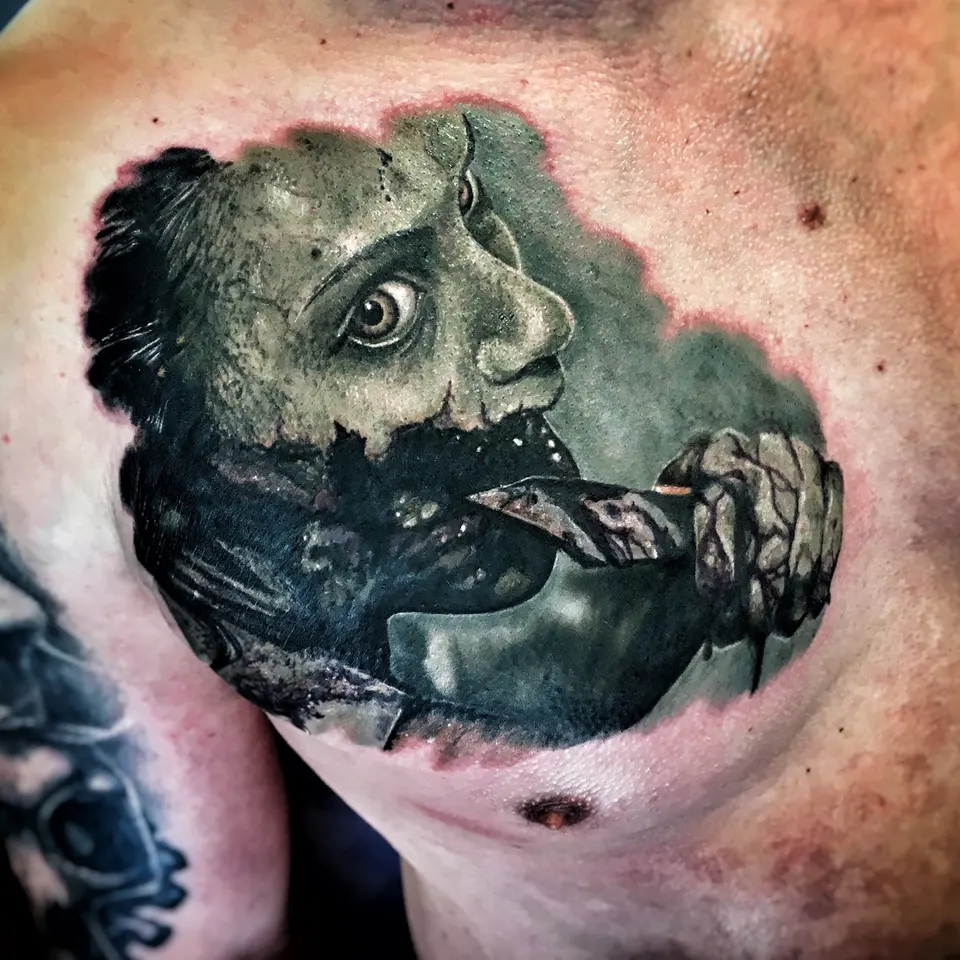 Zombie-Tattoo auf der Brust im Horror-Realismus
