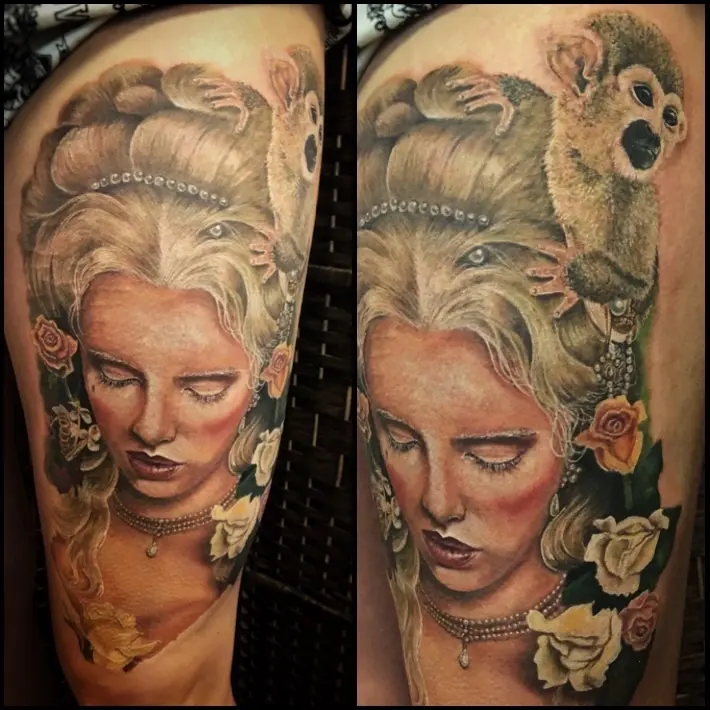 Farbiges Realismus-Tattoo: barocke Dame mit Rosen und Eule am Oberarm
