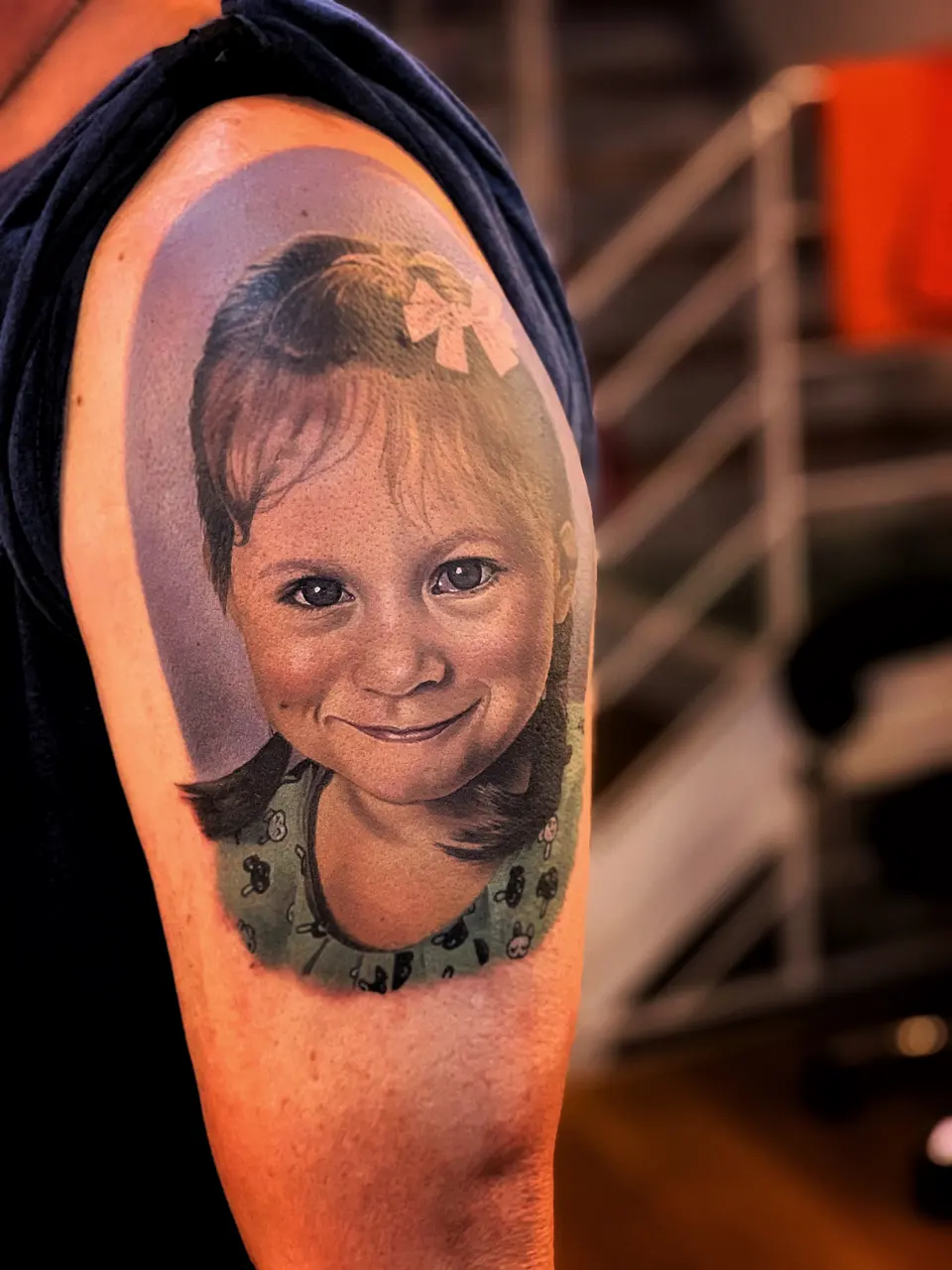 Detailgetreues Kinderportrait als Tattoo am Oberarm