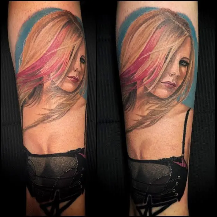 Realistisches Frauenportrait mit pinken Haarsträhnen als Tattoo