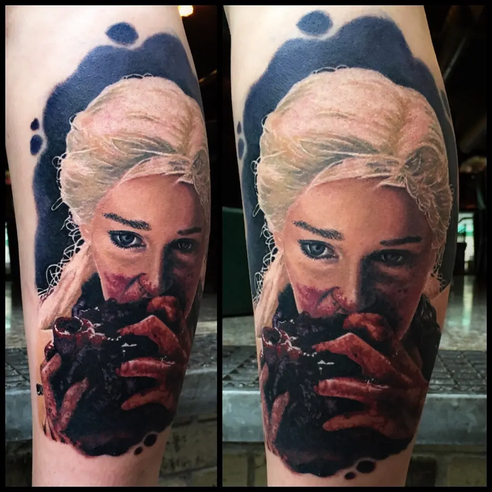 Farbrealismus-Tattoo: Frau mit weissem Haar und roten Händen