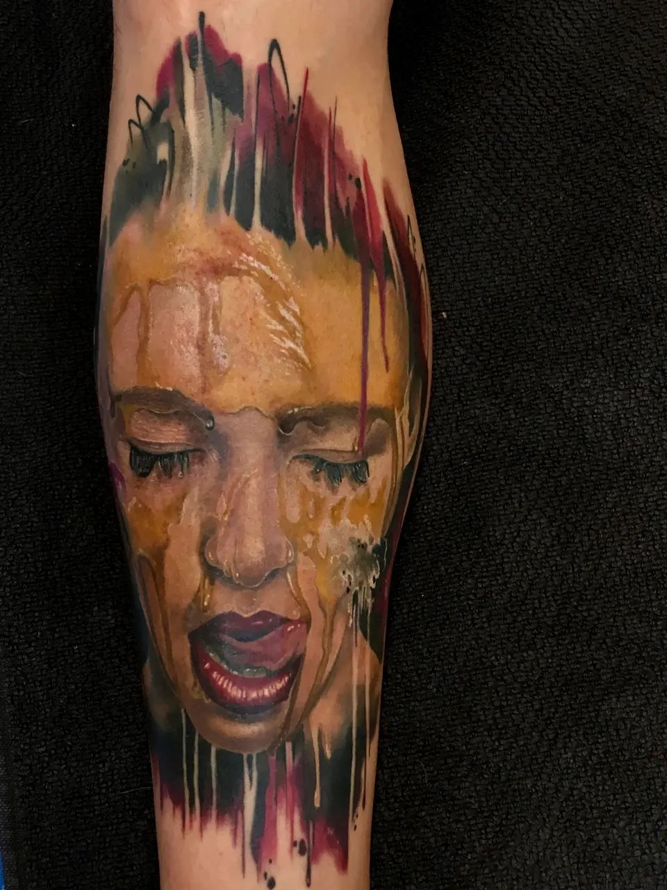 Surreales Portrait-Tattoo mit zerfliessendem Gesicht