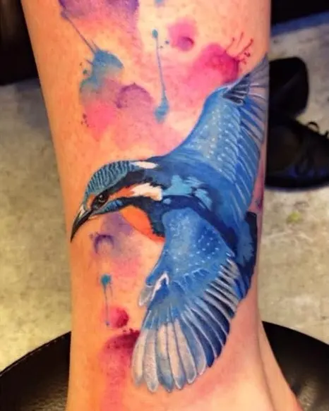 Eisvogel im Flug mit Aquarell-Spritzern als Tattoo