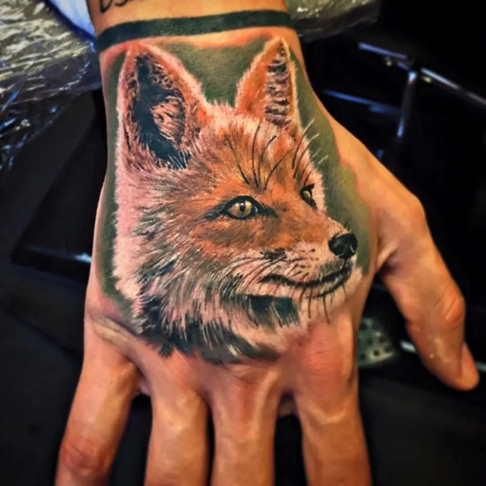 Realistischer Fuchskopf als Handrücken-Tattoo