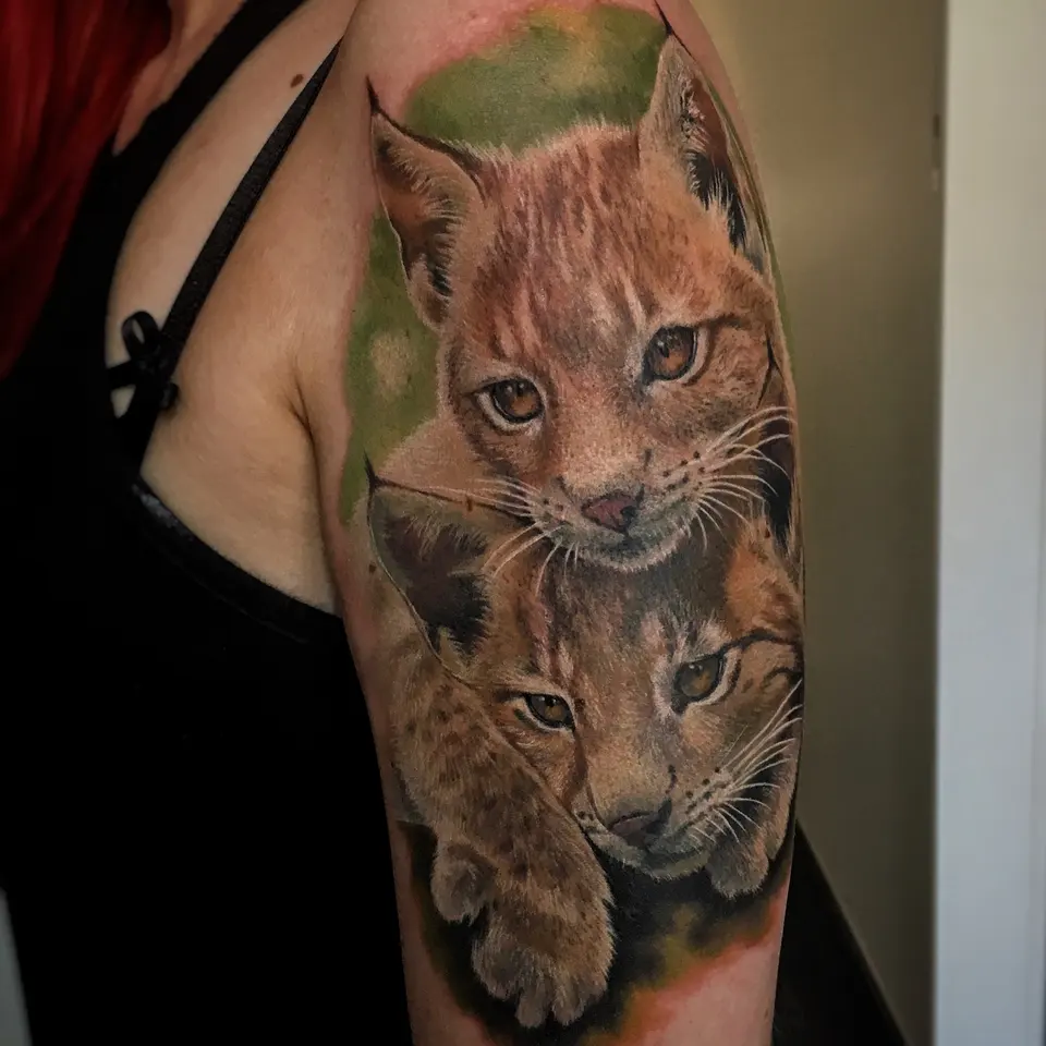 Luchs mit Jungtier als farbiges Tattoo