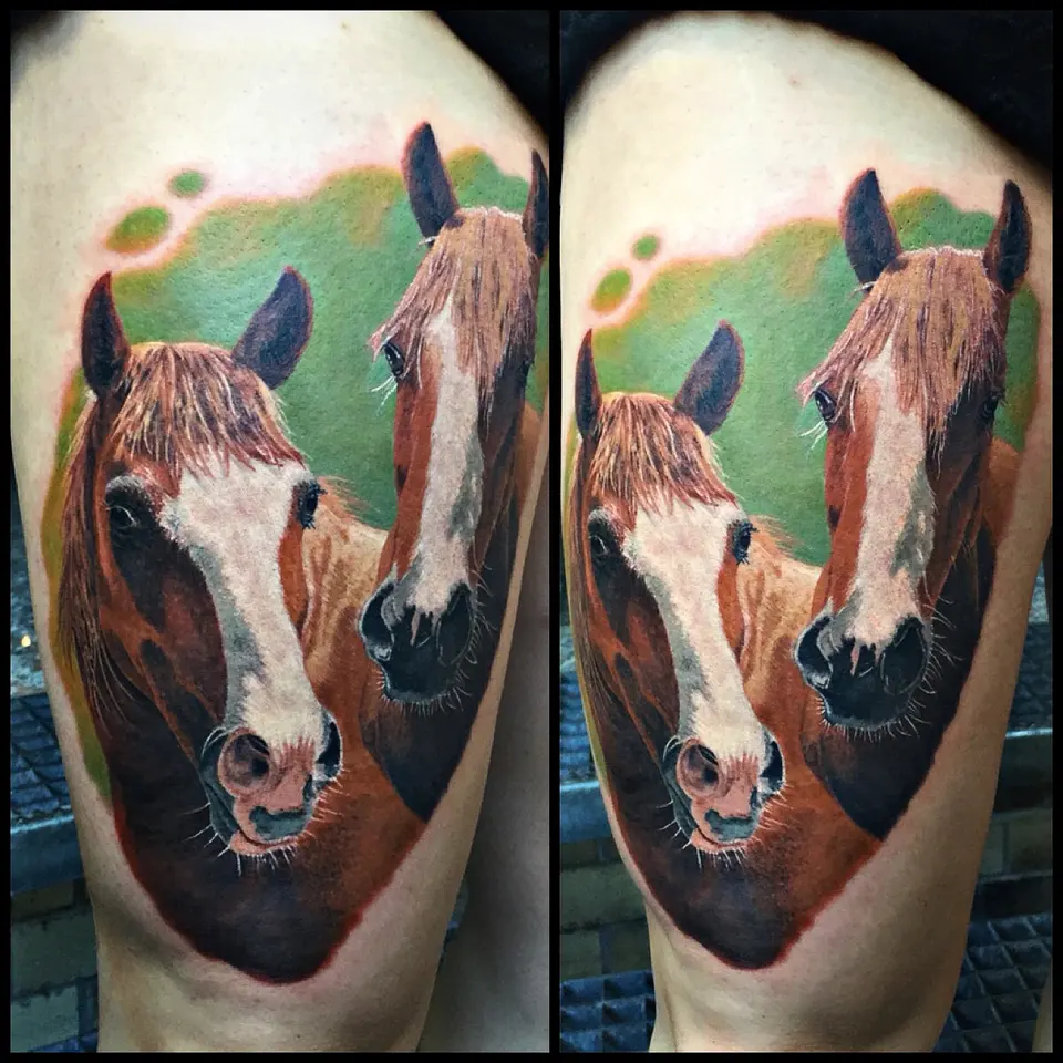 Zwei Pferdeköpfe als Realismus-Tattoo