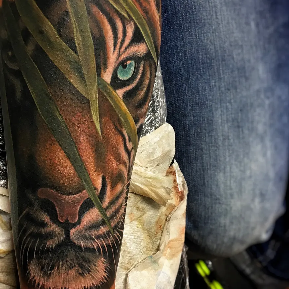 Realistisches Tiger-Tattoo, Nahaufnahme der Augen